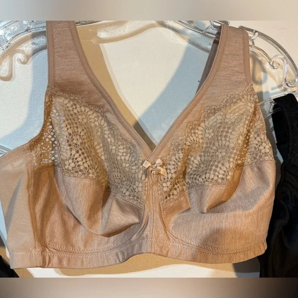 Glamorise Lace Bras - lot of 3 size 40D no underwire 2 black lace and 1 tan bra - Picture 4 of 8